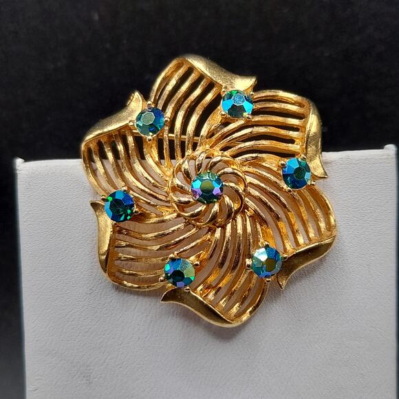 Vintage Lisner Brooch, Blue AB Rhinestones, Gold Tone, 1960s Jewelry - Picture 8 of 10